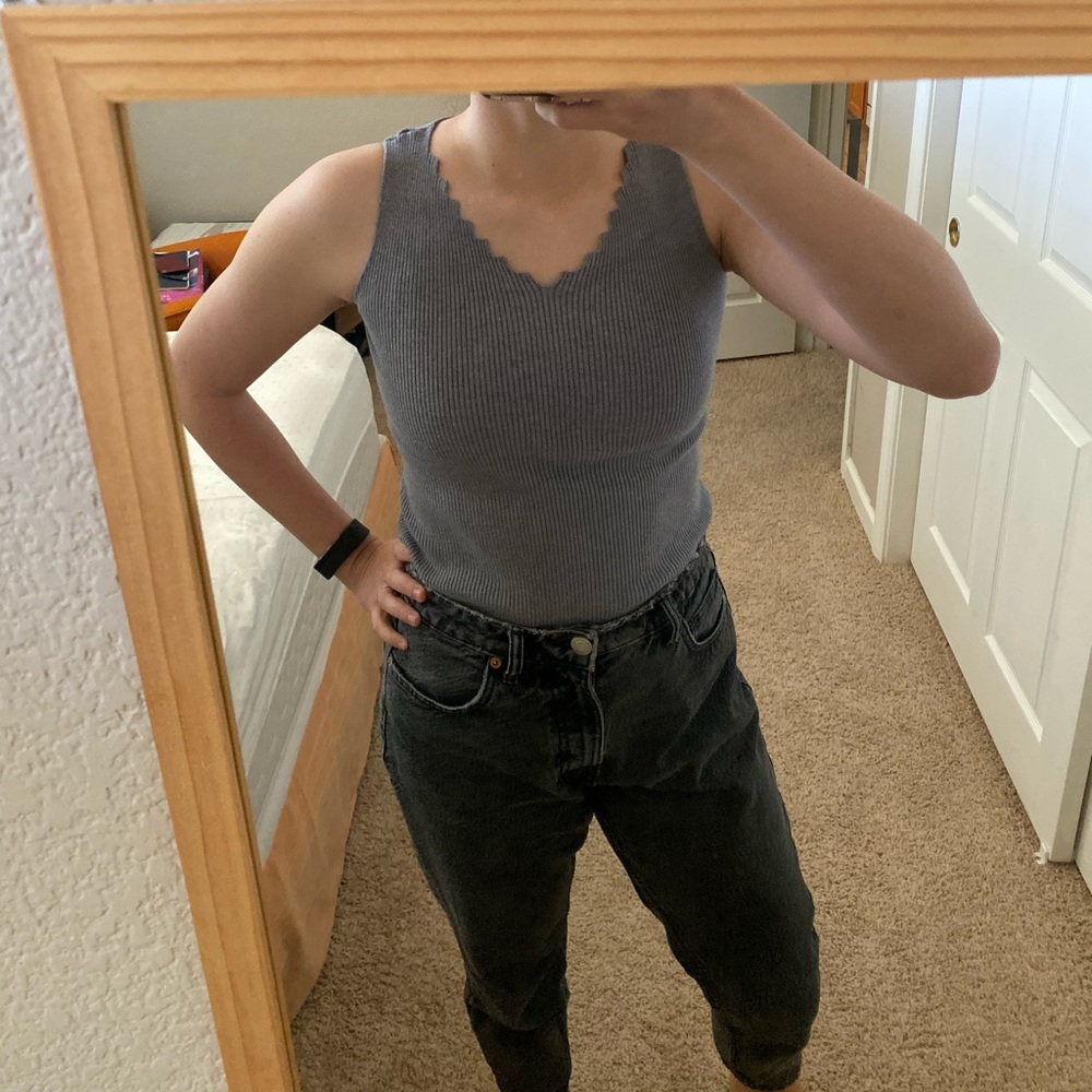 Womens Gray Ribbed Scallop Tank Top